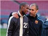 Bóng đá anh, ngoại hạng anh, lịch thi đấu euro 2012, Pep đến thăm Abidal và món quà mang giá trị Catalunya
